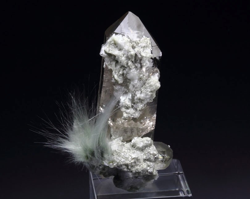 AMPHIBOLE GROUP var. BYSSOLITE, QUARTZ var. SMOKY