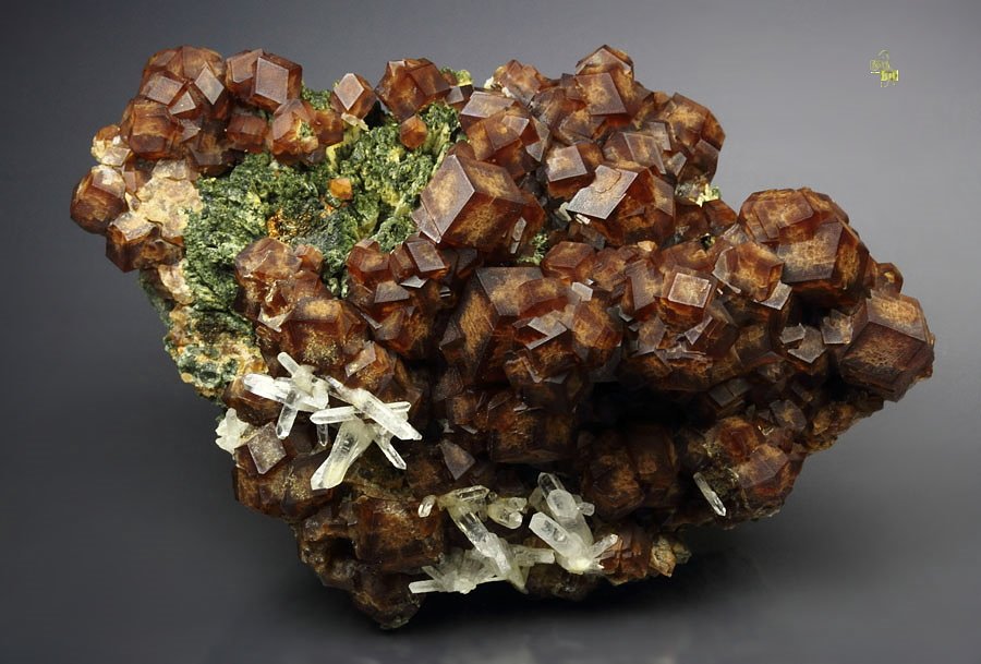 GARNET var. ANDRADITE, HEDENBERGITE, QUARTZ