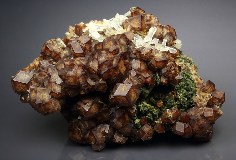 GARNET var. ANDRADITE, HEDENBERGITE, QUARTZ