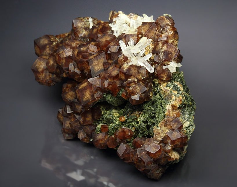 GARNET var. ANDRADITE, HEDENBERGITE, QUARTZ