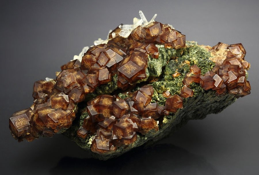 GARNET var. ANDRADITE, HEDENBERGITE, QUARTZ