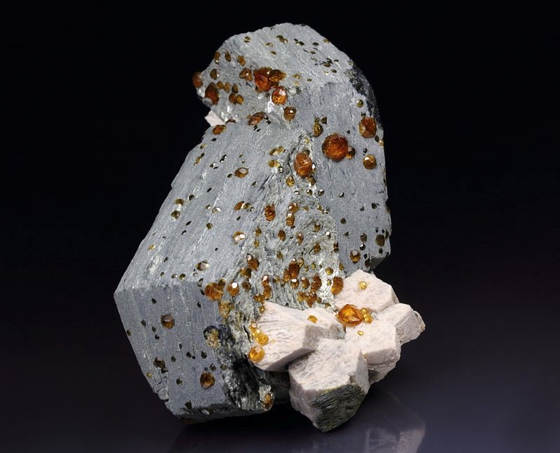 gem GARNET var. SPESSARTINE, MUSCOVITE, MICROCLINE