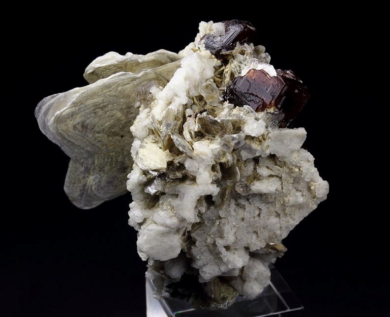 new find - gemmy GARNET var. SPESSARTINE, MUSCOVITE, ALBITE