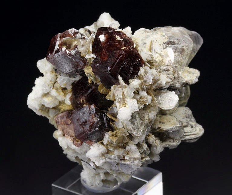 new find - gemmy GARNET var. SPESSARTINE, MUSCOVITE, ALBITE