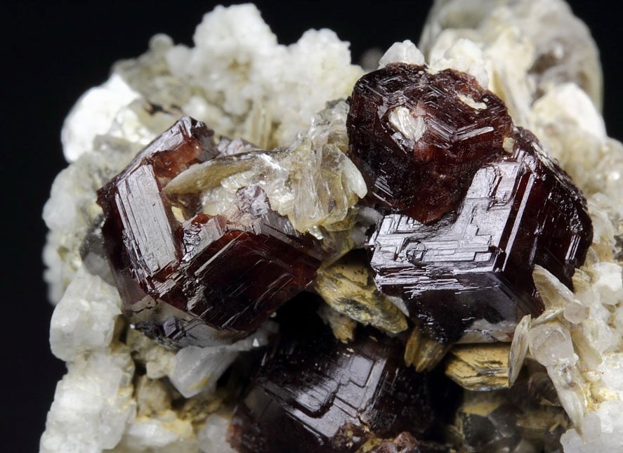 new find - gemmy GARNET var. SPESSARTINE, MUSCOVITE, ALBITE