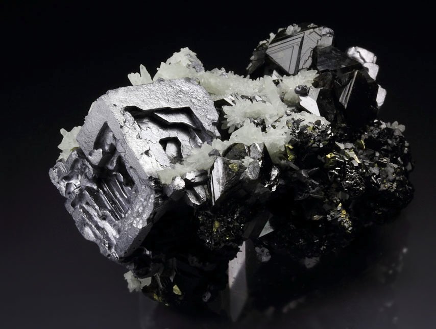 skeletal GALENA, SPHALERITE, CHALCOPYRITE, PYRITE, QUARTZ