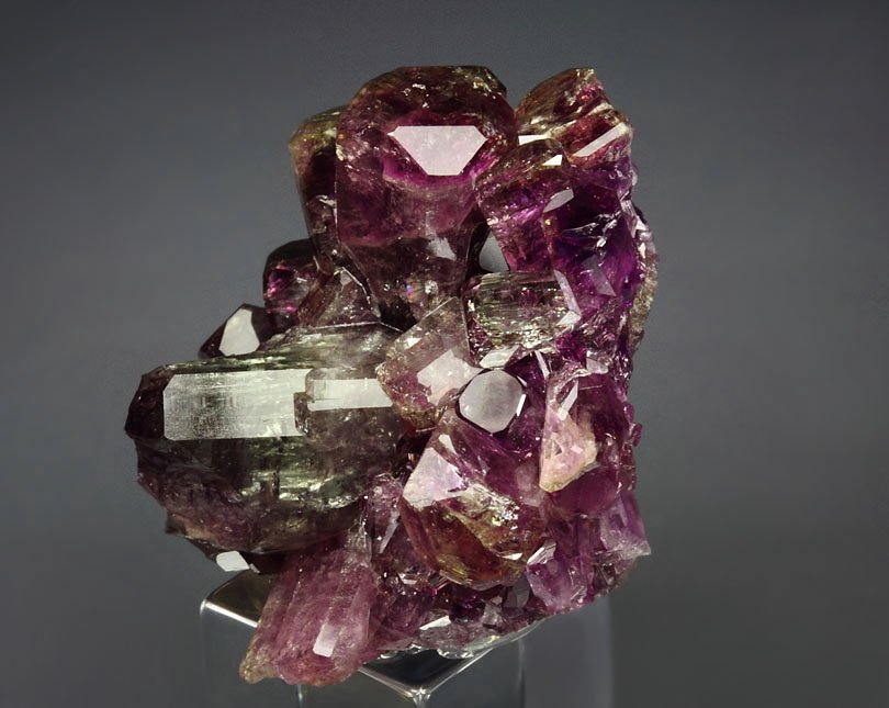 gem VESUVIANITE var. MANGANOAN