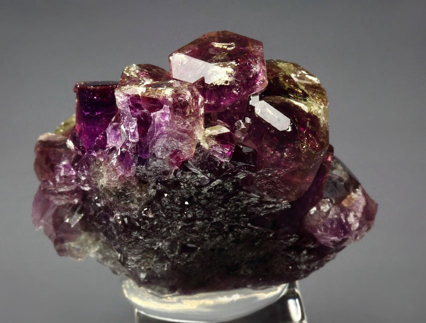 gem VESUVIANITE var. MANGANOAN