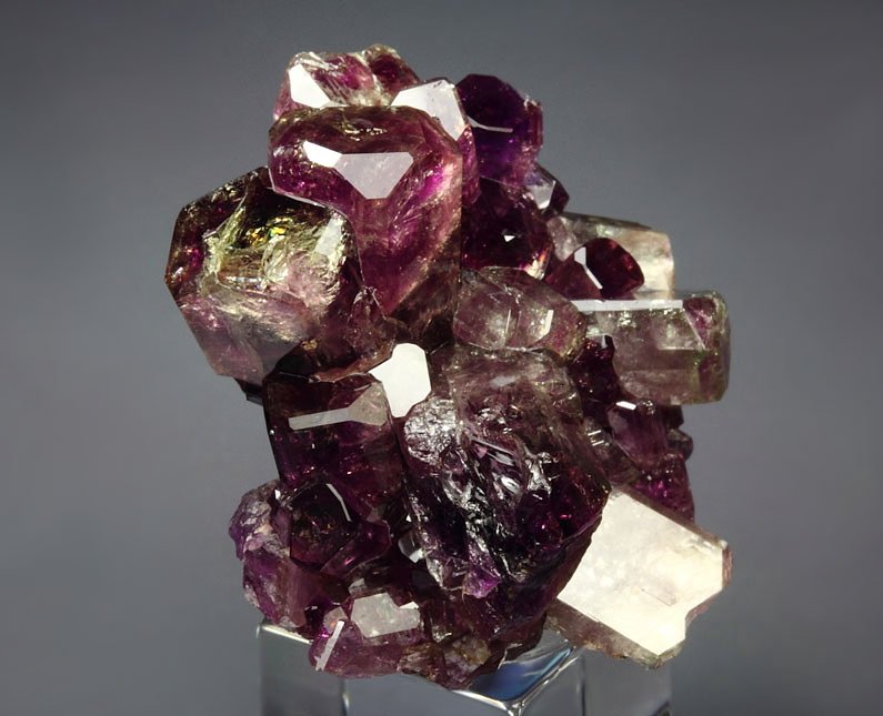 gem VESUVIANITE var. MANGANOAN