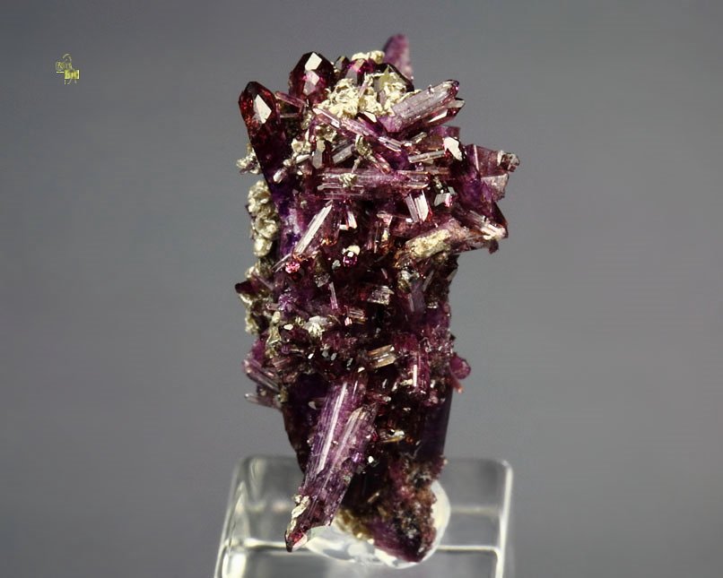 VESUVIANITE var. MANGANOAN, CLINOCHLORE