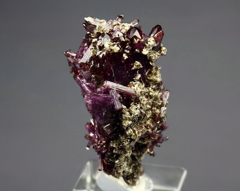 VESUVIANITE var. MANGANOAN, CLINOCHLORE