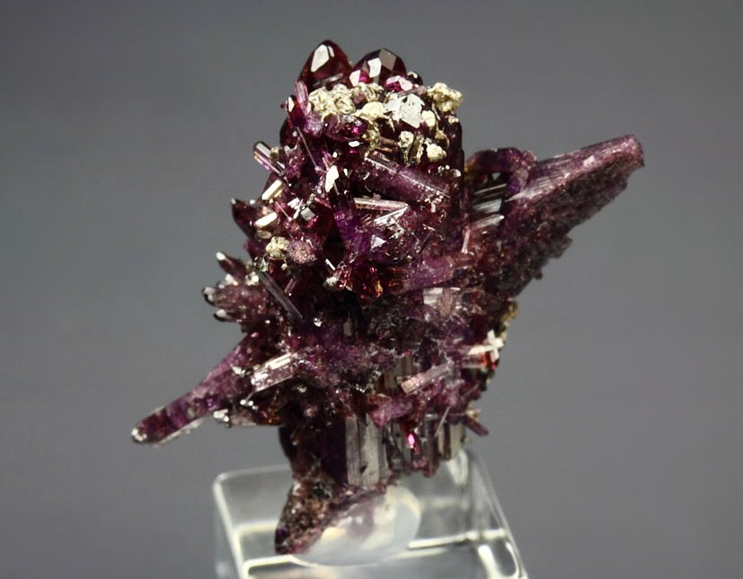 VESUVIANITE var. MANGANOAN, CLINOCHLORE