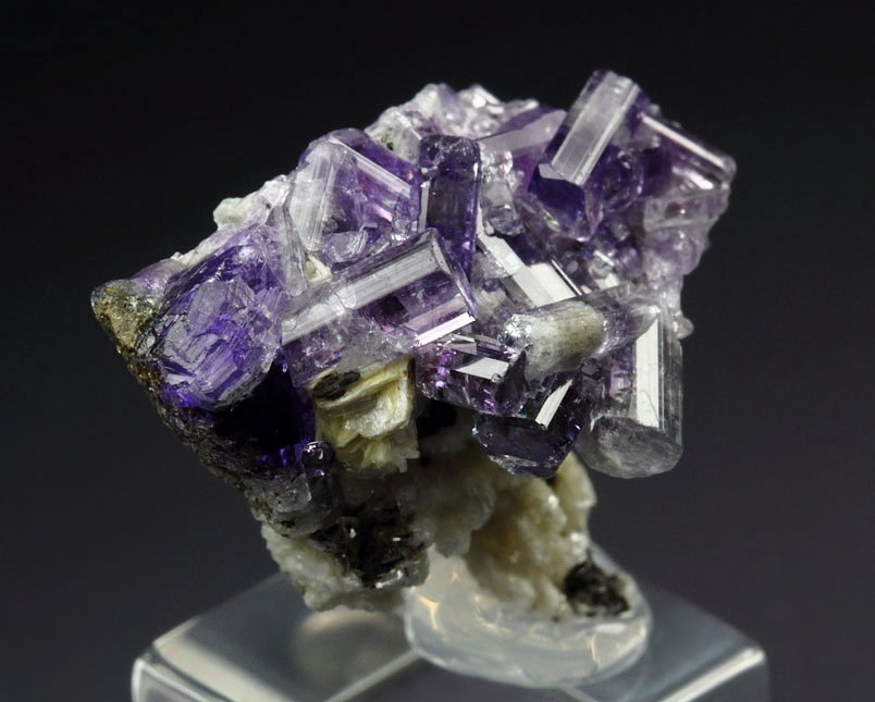 gem FLUORAPATITE, ALBITE