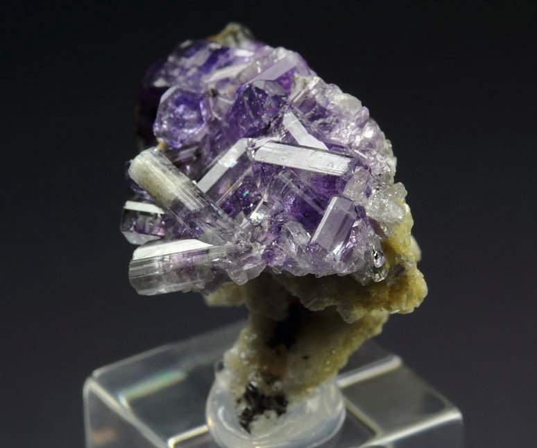 gem FLUORAPATITE, ALBITE