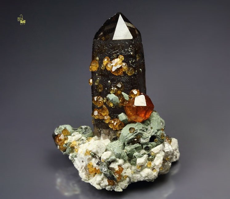 gem GARNET var. SPESSARTINE, QUARTZ var. SMOKY, MUSCOVITE