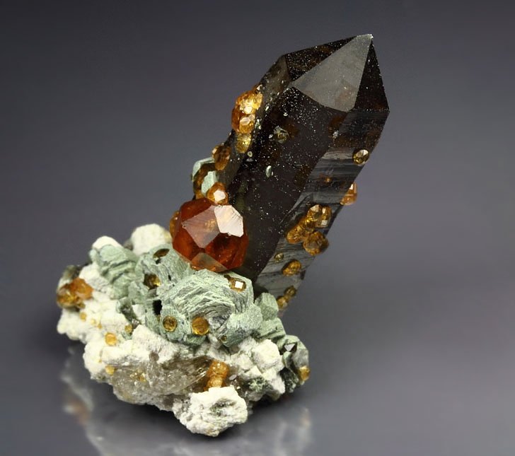 gem GARNET var. SPESSARTINE, QUARTZ var. SMOKY, MUSCOVITE