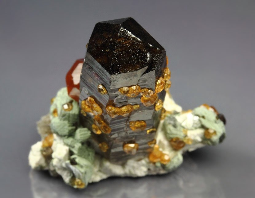 gem GARNET var. SPESSARTINE, QUARTZ var. SMOKY, MUSCOVITE