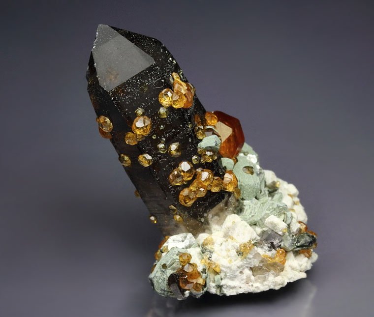 gem GARNET var. SPESSARTINE, QUARTZ var. SMOKY, MUSCOVITE