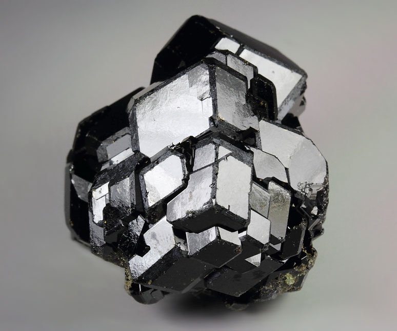 GARNET var. ANDRADITE var. MELANITE