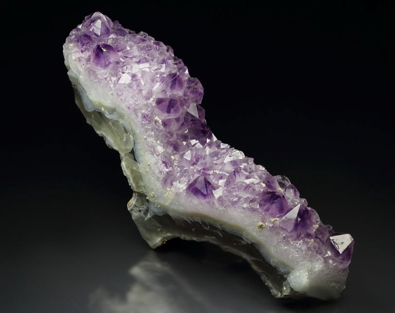 QUARTZ var. AMETHYST with phantoms