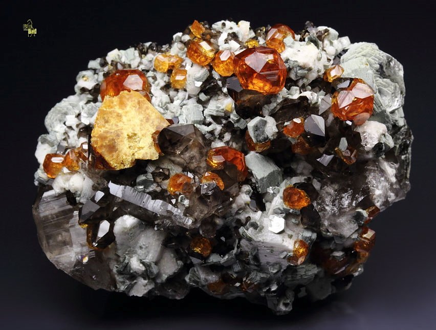 HELVINE (HELVITE), gem GARNET var. SPESSARTINE, QUARTZ var. SMOKY, MUSCOVITE, MICROCLINE