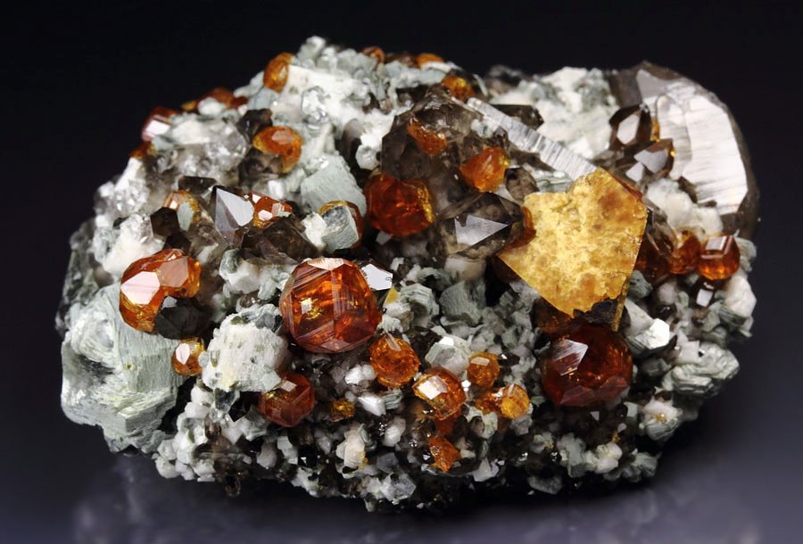 HELVINE (HELVITE), gem GARNET var. SPESSARTINE, QUARTZ var. SMOKY, MUSCOVITE, MICROCLINE