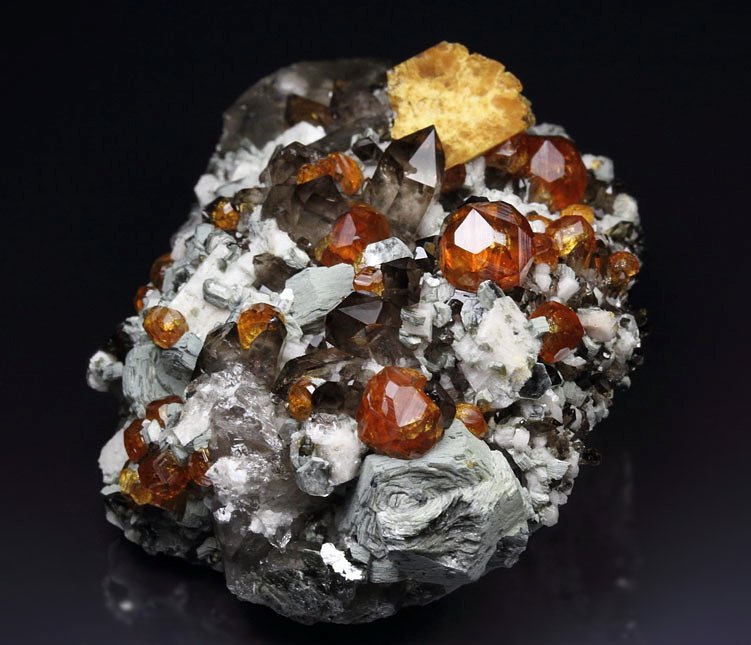 HELVINE (HELVITE), gem GARNET var. SPESSARTINE, QUARTZ var. SMOKY, MUSCOVITE, MICROCLINE