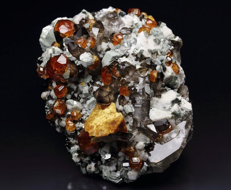 HELVINE (HELVITE), gem GARNET var. SPESSARTINE, QUARTZ var. SMOKY, MUSCOVITE, MICROCLINE