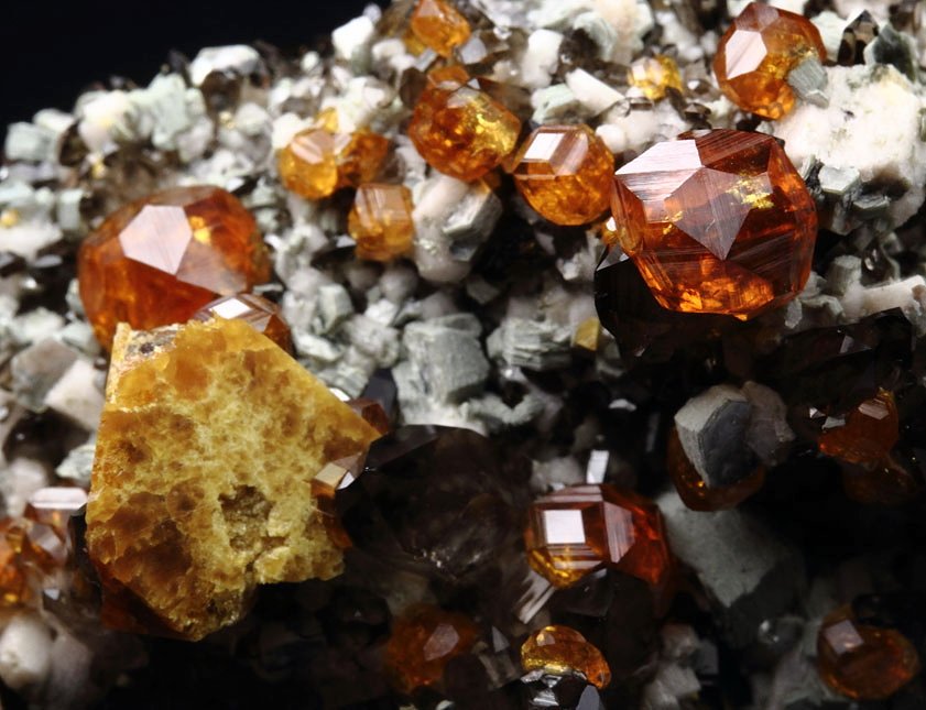 HELVINE (HELVITE), gem GARNET var. SPESSARTINE, QUARTZ var. SMOKY, MUSCOVITE, MICROCLINE