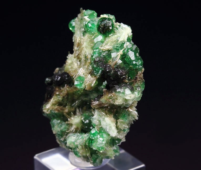 gem GARNET var. GROSSULAR var. CHROMIAN, DIOPSIDE, CHROMITE