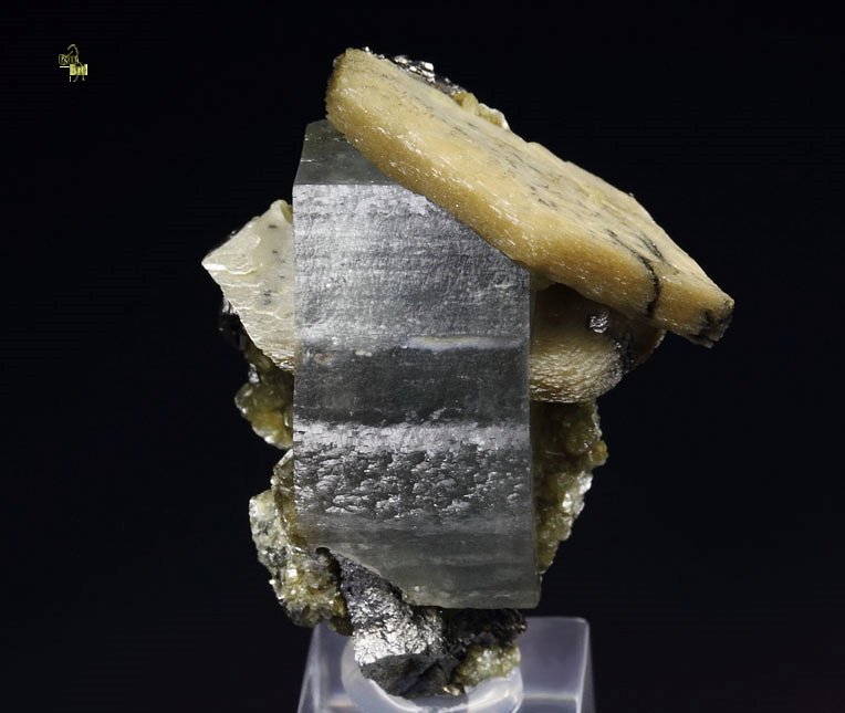 gemmy FLUORAPATITE, SIDERITE, MUSCOVITE, ARSENOPYRITE