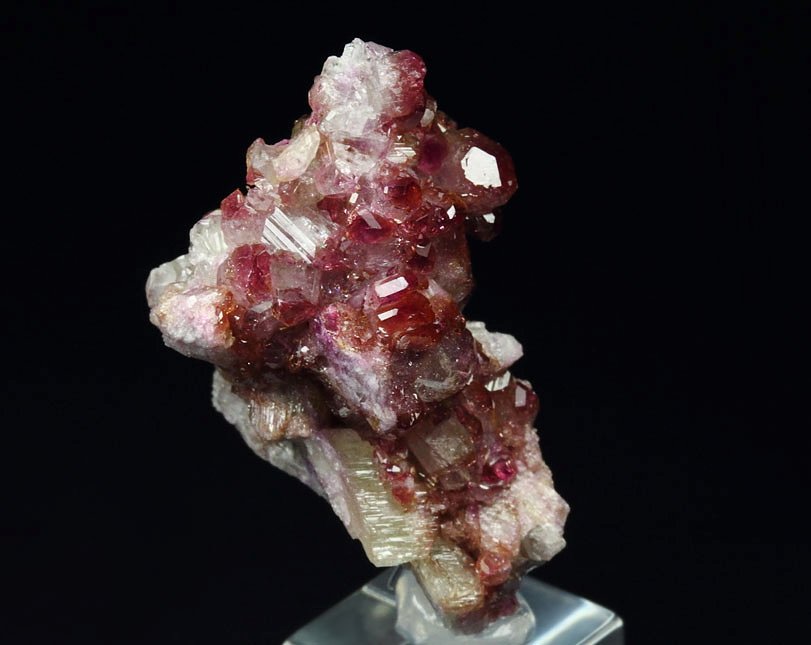 gemmy VESUVIANITE with RASPBERRY CAPS 