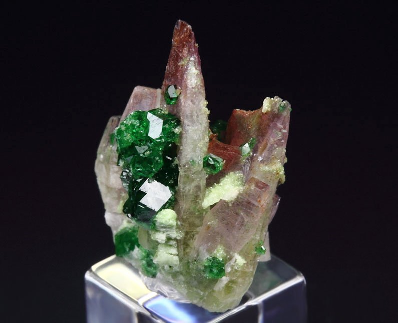 gem GARNET var. GROSSULAR var. CHROMIAN, DIOPSIDE