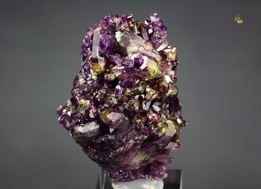 gem VESUVIANITE var. MANGANOAN 