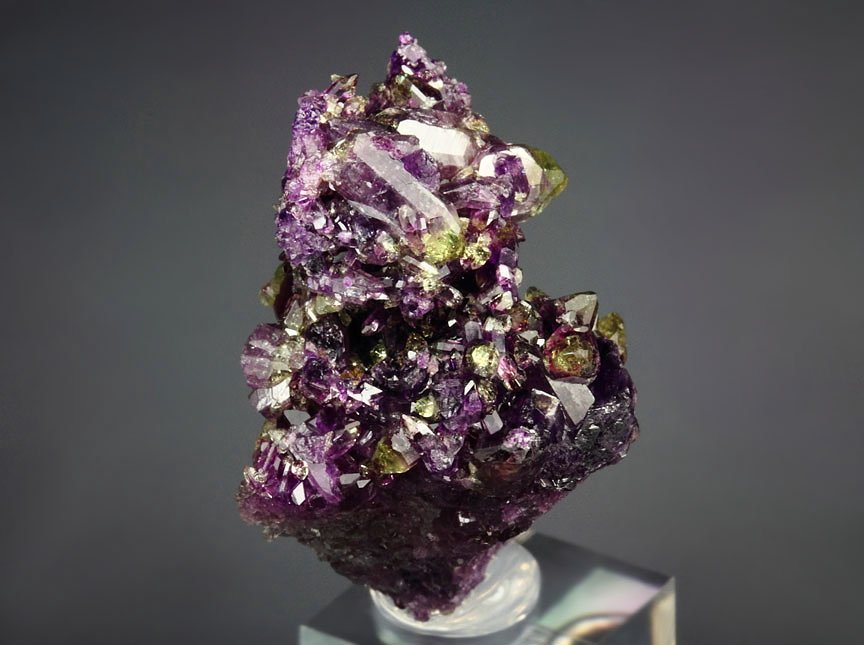 gem VESUVIANITE var. MANGANOAN 