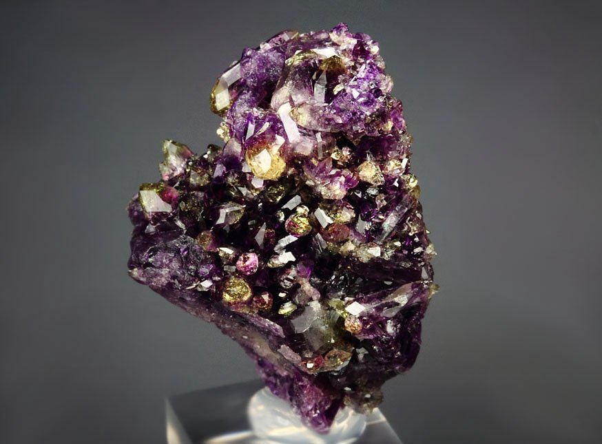 gem VESUVIANITE var. MANGANOAN 