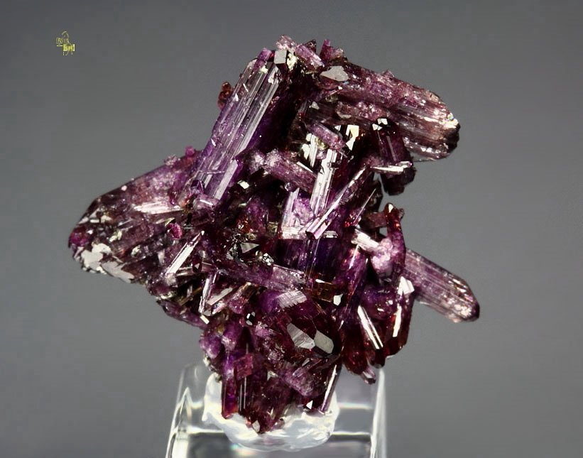 bi-terminated VESUVIANITE var. MANGANOAN, CLINOCHLORE