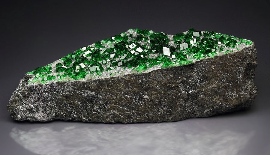 gemmy GARNET var. UVAROVITE