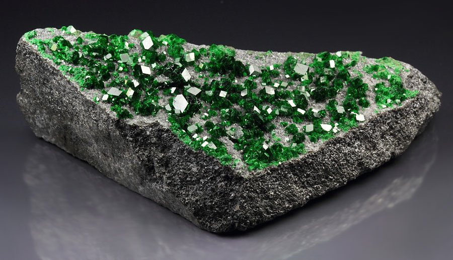 gemmy GARNET var. UVAROVITE