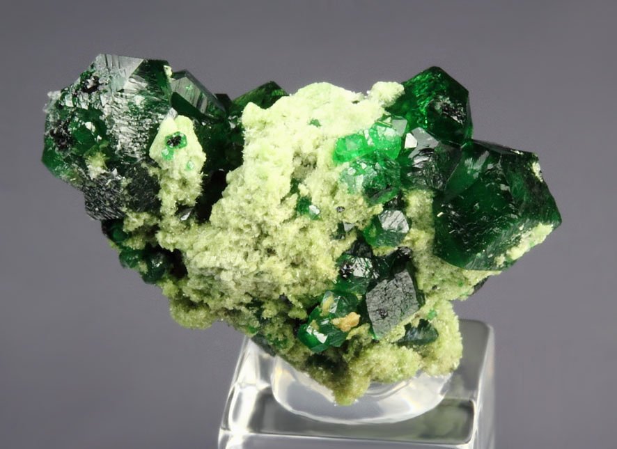 gem GARNET var. GROSSULAR var. CHROMIAN, DIOPSIDE, CHROMITE