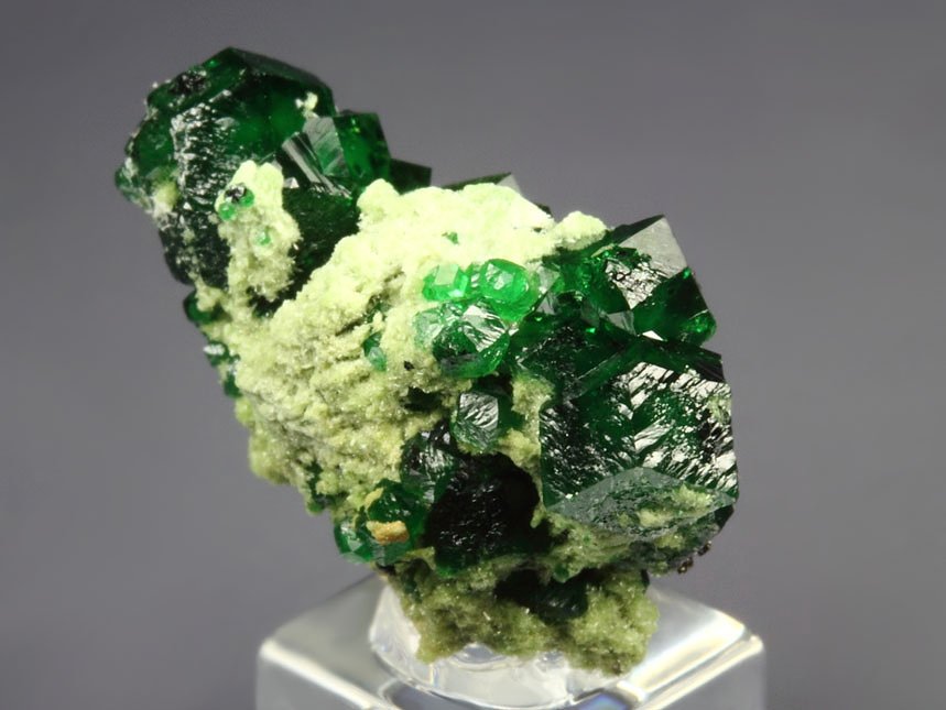 gem GARNET var. GROSSULAR var. CHROMIAN, DIOPSIDE, CHROMITE