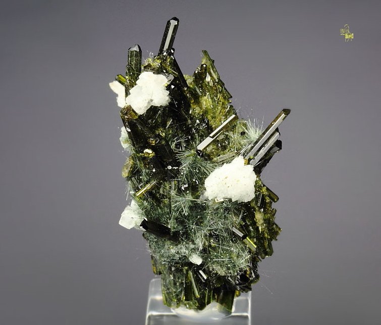 AMPHIBOLE GROUP var. BYSSOLITE, EPIDOTE, ALBITE