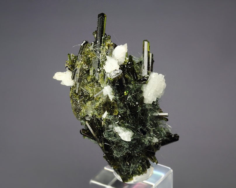 AMPHIBOLE GROUP var. BYSSOLITE, EPIDOTE, ALBITE