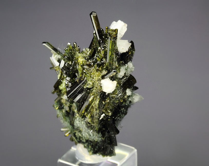 AMPHIBOLE GROUP var. BYSSOLITE, EPIDOTE, ALBITE