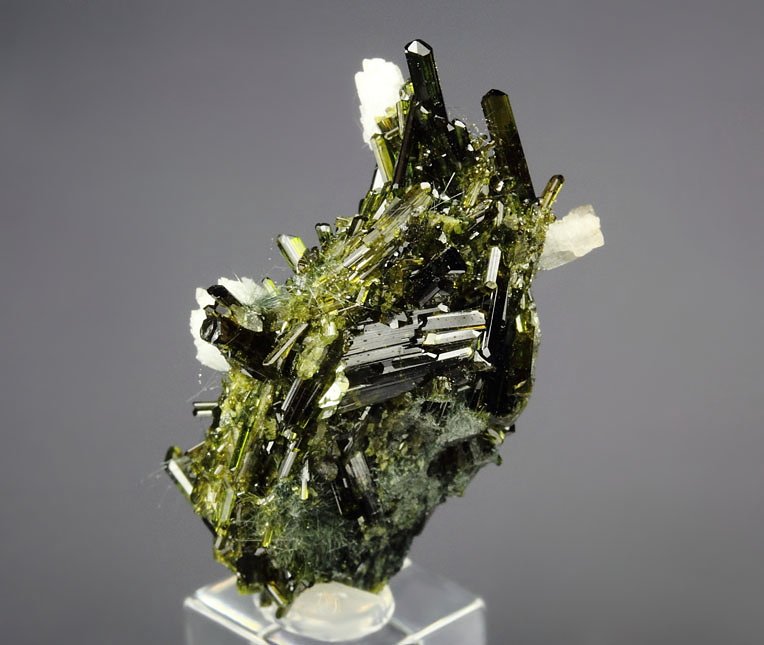 AMPHIBOLE GROUP var. BYSSOLITE, EPIDOTE, ALBITE