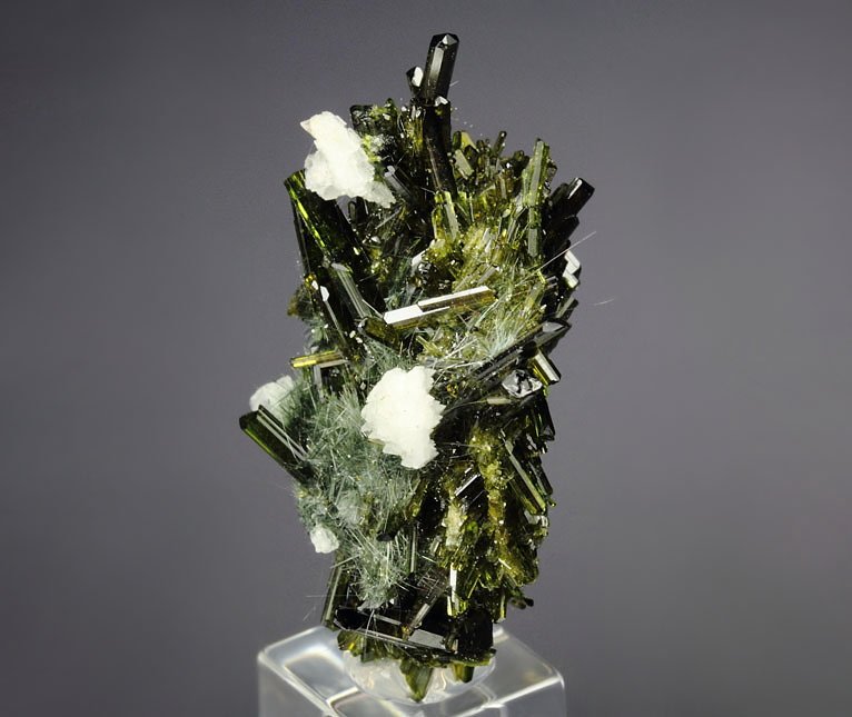 AMPHIBOLE GROUP var. BYSSOLITE, EPIDOTE, ALBITE