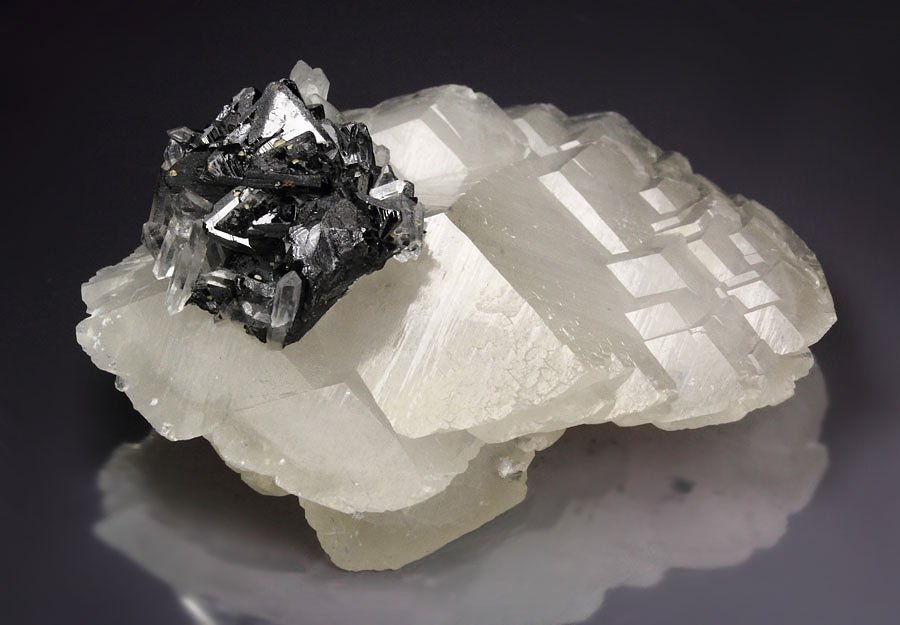 SPHALERITE tetrahedrons, CALCITE, QUARTZ - floater