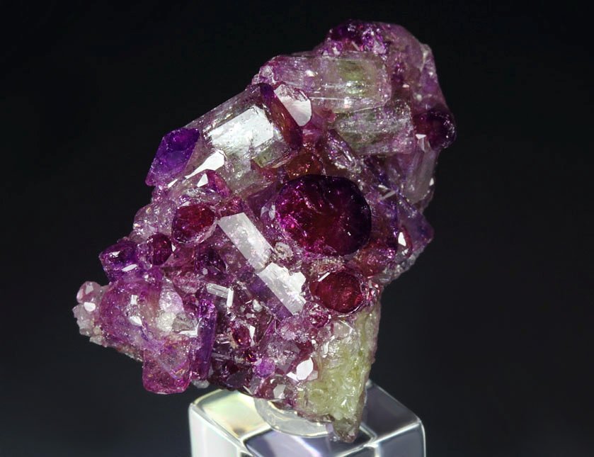 gem VESUVIANITE var. MANGANOAN