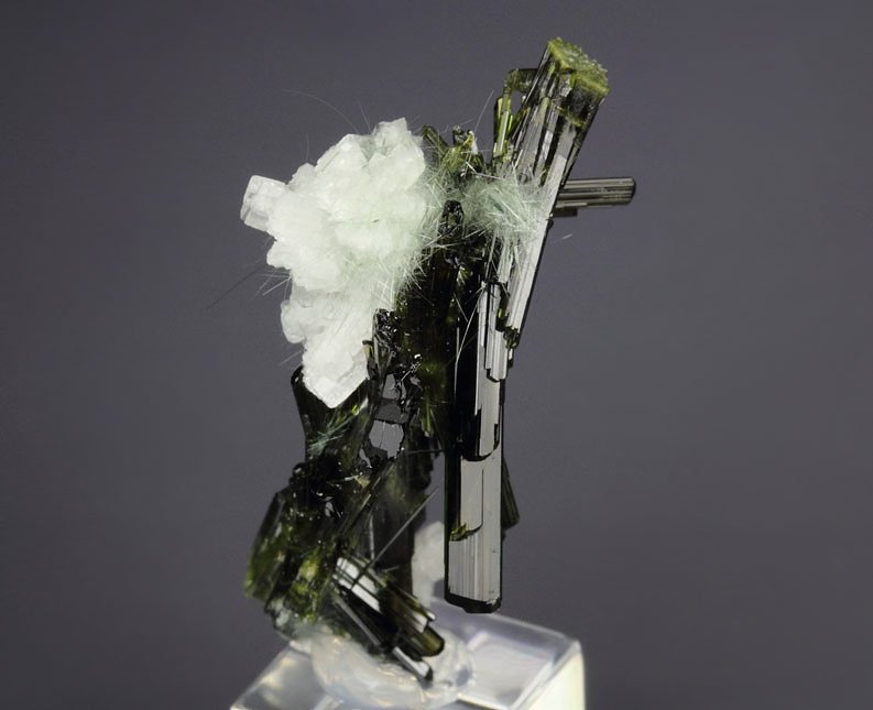 EPIDOTE, AMPHIBOLE GROUP var. BYSSOLITE, ALBITE