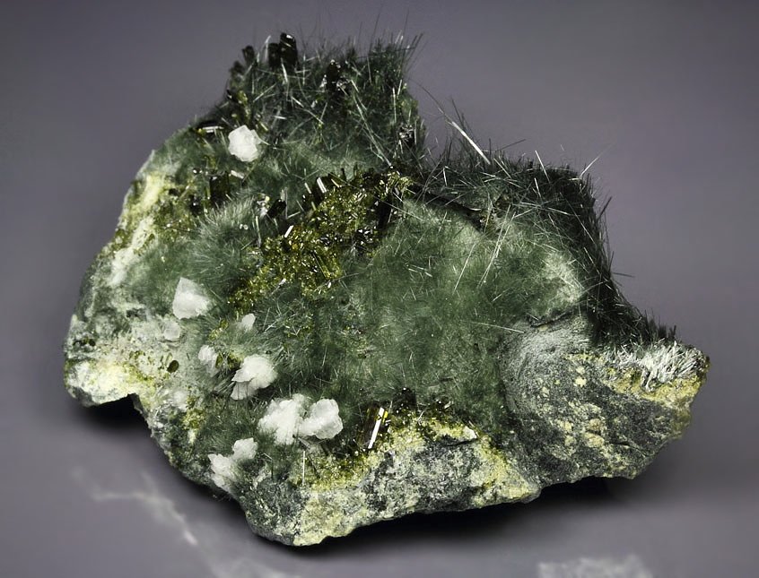 AMPHIBOLE GROUP var. BYSSOLITE, EPIDOTE, ALBITE